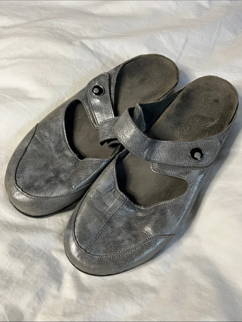 Helle Comfort made in Spain Mary Jane metallic sandals